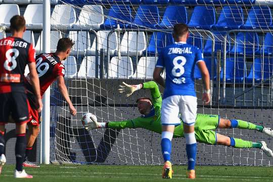 Vào! Andrea Pinamonti (Genoa) giành chiến thắng trên chấm phạt đền bằng một cú sút không thể cản phá, vượt qua tầm với của thủ môn Jesse Joronen vào góc thấp bên trái.
