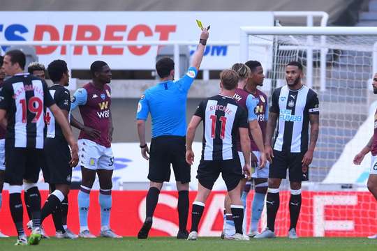 Chắc chắn là một chiếc thẻ vàng. Đúng vậy. Douglas Luiz (Aston Villa) nhận một chiếc thẻ vàng cảnh cáo cho cú chuồi bóng quá thô bạo của mình.