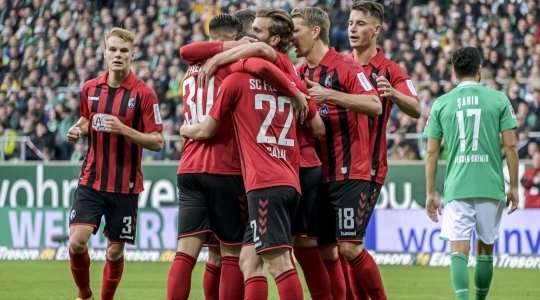 Vào! Nils Petersen (Freiburg) cướp được bóng sau sai lầm tồi tệ của thủ môn Jiri Pavlenka và bàn thắng đã được ghi. Tỉ số là 1:1.