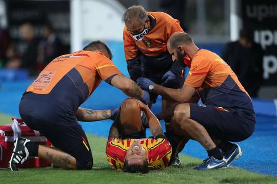 Gianluca Lapadula (Lecce) đang nằm sân trong đau đớn và anh cần sự chăm sóc y tế. Chúng ta vẫn chưa thể xác định được mức độ nghiêm trọng của chấn thương vừa rồi.