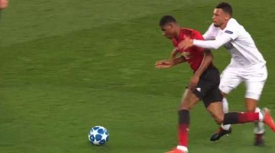 Francis Coquelin (Valencia) nhận một chiếc thẻ vàng vì pha phạm lỗi của mình.