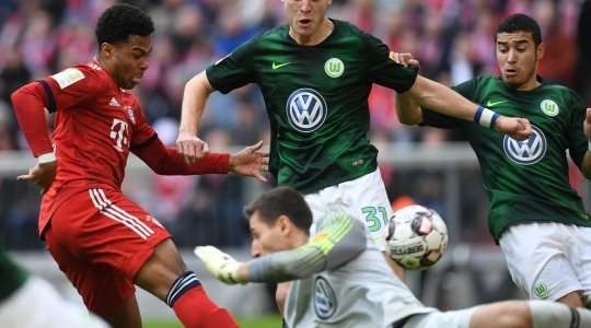 Bóng đã nằm trong lưới! Thomas Muller treo bóng vào vòng cấm và Serge Gnabry (Bayern Munich) đón quả tạt để dứt điểm gọn gàng vào lưới. 1:0.