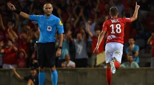 Vào! Romain Philippoteaux chuyền cho Theo Valls (Nimes) tại rìa vòng cấm và anh ấy tìm đến góc phải phía trên với một pha dứt điểm tuyệt vời. Tỉ số là 2:0.