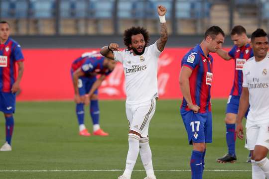 Vào!  Marcelo (Real Madrid) chớp cơ hội sau một tình huống bóng bật ra trong vòng cấm và đánh bại thủ môn với một cú sút vào mé trong cột dọc bên phải. Tỉ số đã được nâng lên: 3:0.
