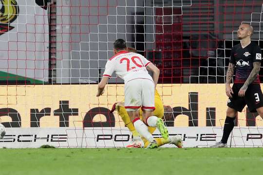 Steven Skrzybski (Dusseldorf) dùng thân của mình làm đổi hướng cú sút của đồng đội về phía đối diện. Thủ môn đã bị lỡ đà và đành bó tay nhìn bóng đi vào lưới. Chúng ta không thể trách thủ môn trong những tình huống như thế này.
