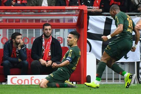 Vào! Falcao (Monaco) đón bóng bật ra và từ rìa vòng cấm, anh ấy tung một cú sút đi vào phía trong cột dọc bên trái. Tỉ số là 2:2.