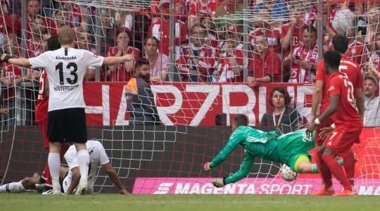 Vào! Sebastien Haller (Eintracht Frankfurt) đã có mặt đúng lúc đúng chỗ để chộp lấy bóng bật ra trong vòng cấm, và anh ấy sút bóng thành bàn. Tỉ số là 1:1.