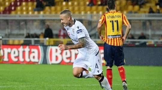 Bóng bật ra và đến chân của Radja Nainggolan (Cagliari) ở ngay bên ngoài vòng cấm. Anh không hề do dự và tung một cú sút tuyệt vời vào sát mé trong cột dọc bên trái. Pha dứt điểm đi ra ngoài tầm với của thủ thành Gabriel và tỉ số đã được thay đổi thành 0:2.