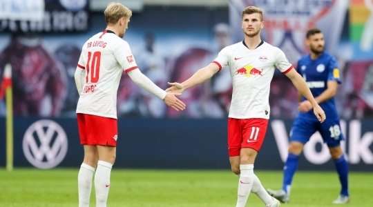 Emil Forsberg (RB Leipzig) nhận một đường chuyền tuyệt vời từ đồng đội nhưng cú sút của anh lại đi quá hiền vào chính giữa khung thành. Nhưng không! Thủ môn đã mắc một sai lầm chết người và quả bóng đã chui vào lưới!