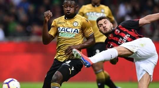 Patrick Cutrone (AC Milan) đón một quả tạt bổng trong vòng cấm và dứt điểm nhanh về phía bên phải khung thành. Tuy nhiên cú sút triển vọng của anh ấy không vượt qua được thủ môn Juan Musso, người đã có một pha cản phá xuất sắc!