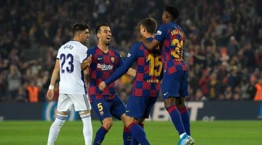 Vào! Clement Lenglet (Barcelona) tung một cú sút trong vòng cấm và pha dứt điểm bị chệch hướng và đi qua thủ môn. 1:0.