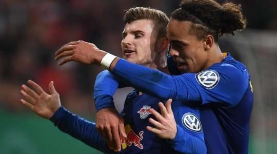 Bóng đã đi vào lưới! Amadou Haidara thực hiện một đường chọc khe chuẩn xác cho Timo Werner (RB Leipzig) và cầu thủ này bứt tốc vào vòng cấm để tung một cú sút tuyệt diệu vào góc phải phía dưới. Tỉ số đã được thay đổi thành 0:1.