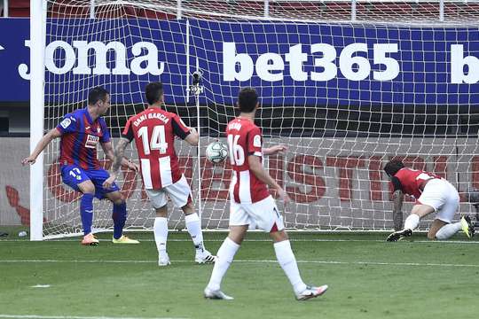 Vào! Garcia Kike (Eibar) đón một đường chuyền và nó cho phép anh ấy dứt điểm vào lưới trống với một cú đánh đầu cự li gần. Tỉ số đã thay đổi thành 1:1.