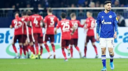 Vào! Rouwen Hennings (Dusseldorf) sút bóng vào góc trái khung thành, vượt qua tầm với của Alexander Nubel dù thủ môn đã đổ người hết cỡ.