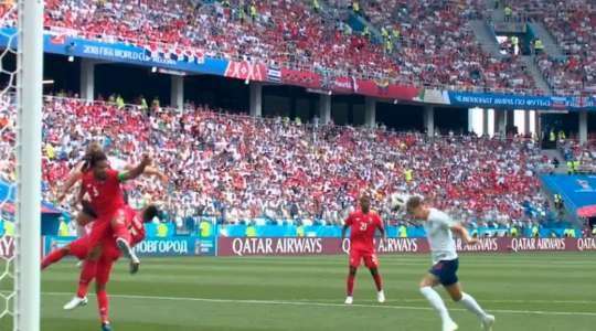 Bóng được treo vào vòng cấm bởi Kieran Trippier từ quả phạt góc. Đó là một đường căng ngang hoàn hảo đến đúng vị trí của John Stones (Anh), người đã có một cú đánh đầu tầm xa uy lực vào sát mép trong cột dọc bên trái, nâng tỉ số lên 1:0.