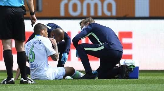 Có vẻ như Paulo Otavio (Wolfsburg) đang gặp khó khăn sau khi bị choáng. Chúng ta sẽ xem liệu anh ấy có thể vượt qua không.