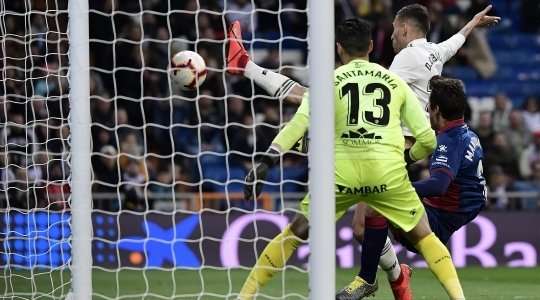 Vàoo! Daniel Ceballos (Real Madrid) ghi bàn với một cú sút trong vòng cấm sau khi đón một đường chuyền bằng đầu từ Karim Benzema. Anh ấy thay đổi tỉ số thành 2:1.