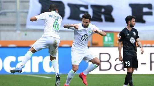 Renato Steffen (Wolfsburg) ghi bàn từ một vị trí khó. Anh ấy bật cao để đón quả tạt và đánh đầu hiểm hóc vào phía trong cột dọc bên trái. Một pha dứt điểm xuất sắc.