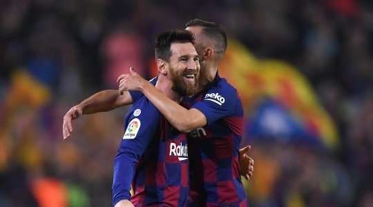 Lionel Messi (Barcelona) trình diễn khả năng đá phạt xuất sắc của mình, từ một cự ly mà anh đã quá quen thuộc. Đó là một cú sút hoàn hảo, đưa bóng vào sát mé trong cột dọc bên phải.