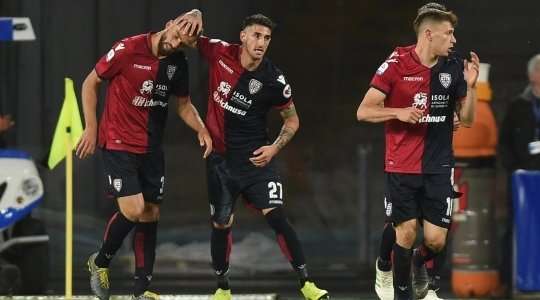 Vào! Leonardo Pavoletti (Cagliari) tung một cú sút một chạm trong vòng cấm và đánh bại thủ môn đối phương. Bóng đi vào góc thấp bên trái khung thành. 0:1.