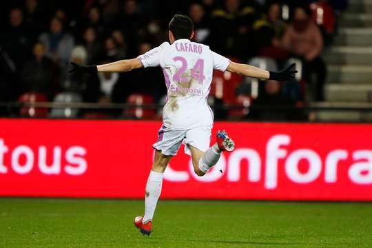 Mathieu Cafaro (Reims) lấy bóng tại rìa vòng cấm và tung cú sút một chạm không hề do dự. Anh ấy sút bóng xuất sắc khi nó đi vào phía trong cột dọc bên phải. Có thể thực hiện tốt hơn không? Chắc chắn là không. 0:1.
