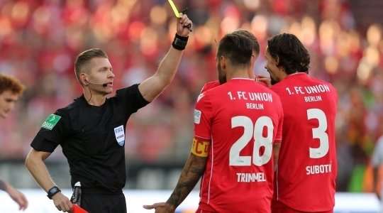 Neven Subotic (Union Berlin) có một pha phạm lỗi tồi và nhận chiếc thẻ vàng thứ hai và điều đó có nghĩa là anh ấy bị đuổi.