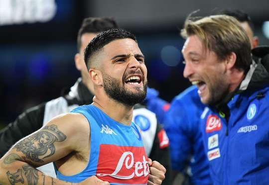 Vào! Lorenzo Insigne (Napoli) giành chiến thắng trên chấm phạt đền bằng một cú sút không thể cản phá, vượt qua tầm với của thủ môn Alessio Cragno vào góc phải khung thành.