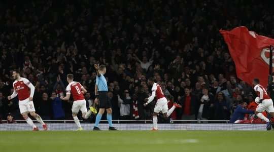 Vào! Pierre-Emerick Aubameyang thực hiện một đường chuyền bổng tuyệt vời và Ainsley Maitland-Niles (Arsenal) đón nó để dứt điểm với một cú đánh đầu vào lưới trống. Tỉ số là 2:0.