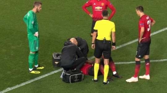 Eric Bailly (Manchester United) đang lăn lộn trong đau đớn và anh sẽ được chăm sóc y tế vì trọng tài đã ra hiệu gọi đội bác sĩ.
