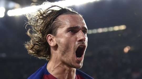 Vào! Antoine Griezmann (Barcelona) nhận đường chuyền từ đồng đội và anh không hề do dự tung một cú sút không thể cản phá vào sát phía trong cột dọc bên trái.