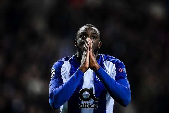 Moussa Marega (FC Porto) đón được quả tạt từ Alex Nicolao Telles, nhưng anh ấy sút vọt xà trong gang tấc.
