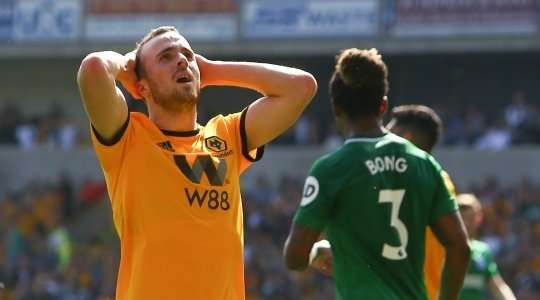 Diogo Jota (Wolves) sút bóng rất mạnh bật xà ngang! Khung thành vẫn còn rung cầm cập.