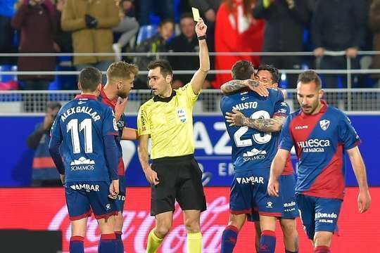 Luis Ezequiel Avila (Huesca) vừa phải nhận một tấm thẻ vàng chính xác từ trọng tài.