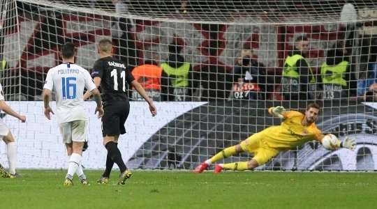 Cú sút vào góc thấp bên phải của Marcelo Brozovic (Inter) từ chấm phạt đền đã không thể đánh bại được thủ môn. Kevin Trapp đã đọc tình huống rất tốt và đổ người cản phá thành công. Bóng đã đi hết đường biên ngang và sẽ có một quả phạt góc. Đây sẽ là cơ hội để Inter gia tăng áp lực lên khung thành đối phương.