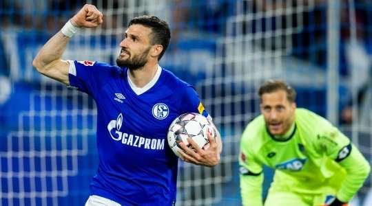Vào! Daniel Caligiuri (Schalke) giành chiến thắng trên chấm phạt đền bằng một cú sút không thể cản phá, làm tung nóc lưới trong sự bất lực của thủ môn Oliver Baumann.