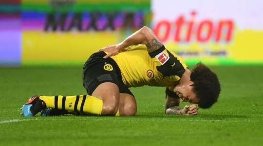 Trận đấu đang bị gián đoạn, Axel Witsel (Dortmund) bị choáng sau cú va chạm và các nhân viên y tế phải vào sân.