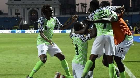 Vào - 2:2! Ahmed Musa chuyền bóng như đặt cho Odion Ighalo (Nigeria), người có một cú sút từ cự ly gần vào lưới, đánh bại thủ môn.