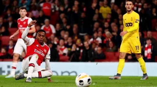 Joseph Willock (Arsenal) tinh quái như một con cáo trong vòng cấm. Anh sút bóng vào góc phải bên dưới khung thành. Một cú sút tuyệt vời!