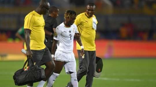 Kwesi Appiah buộc phải có sự thay người ngoài kế hoạch khi Christian Atsu dính chấn thương Samuel Owusu (Ghana) vào sân.