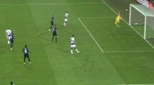 Christian Eriksen (Tottenham) đón bóng trống trải và từ rìa vòng cấm tung một cú sút bị làm chệch hướng và vượt qua Samir Handanovic không thể làm gì được. 0:1.