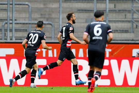 Vào! Kenan Karaman (Dusseldorf) tung một cú sút trong vòng cấm và pha dứt điểm bị chệch hướng và đi qua thủ môn. 0:1.