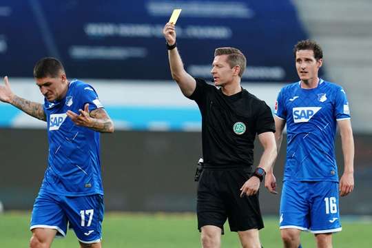 Tobias Welz rút thẻ vàng cho Steven Zuber (Hoffenheim), người hề ngạc nhiên vì pha tắc bóng của anh ấy quá rắn.