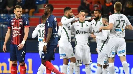 Vào! Romain Hamouma (St Etienne) len lỏi qua các cầu thủ đối phương trước khi tung một cú sút tuyệt diệu từ rìa vòng cấm vào góc thấp bên trái mành lưới. Thủ môn Brice Samba đã không có cơ hội nào để chạm vào quả bóng. Tỉ số là 0:1.