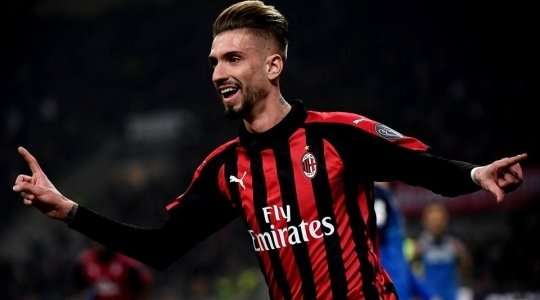 Vào! Samu Castillejo (AC Milan) có đủ khoảng trống trong vòng cấm để đón một đường chuyền từ Andrea Conti và dứt điểm gọn gàng vào góc thấp bên phải khung thành. 3:0.