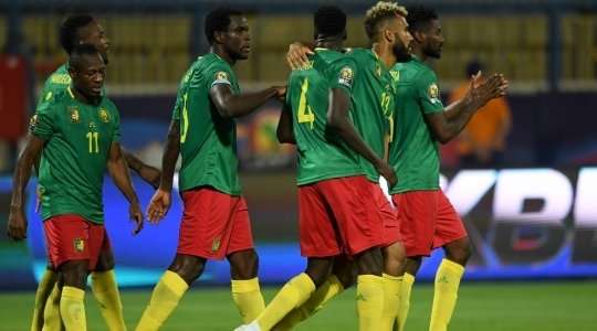 Yaya Banana (Cameroon) đón quả phạt góc và thể hiện khả năng săn bàn của mình với một cú đánh đầu lạnh lùng từ cự li gần vào góc thấp bên phải cầu môn. Tỉ số là 1:0.