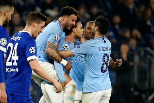 Leroy Sane (Manchester City) sút phạt thành bàn. Anh ấy cứa bóng qua hàng rào và bóng đập vào cột dọc bên phải trước khi đi vào lưới. Một bàn thắng hoàn hảo về mặt kĩ thuật.