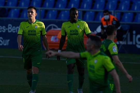 Vào! Sergio Enrich treo bóng qua vòng cấm và Charles (Eibar) đón nó để đánh đầu vào lưới. Anh ấy thay đổi tỉ số thành 1:1.