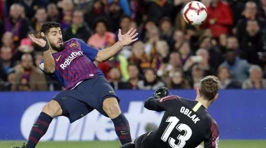 Luis Suarez (Barcelona) đón một đường chuyền chính xác và đối mặt với thủ môn. Anh sút bóng chìm về phía bên trái khung thành, nhưng Jan Oblak đã đổ người nhanh như sóc để ngăn chặn cú sút của anh.