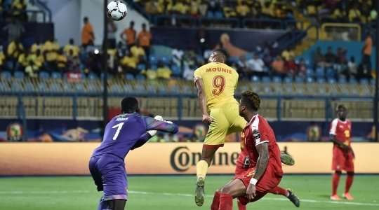 Steve Mounie (Benin) nhận bóng từ quả đá phạt được thực hiện bởi Stephane Sessegnon, nhưng anh lại đánh đầu vọt xà ngang từ một cự ly rất gần.