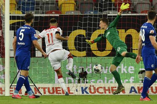 Vào! Kenan Karaman (Dusseldorf) đón một đường chuyền và nó cho phép anh ấy dứt điểm vào lưới trống với một cú đánh đầu cự li gần. Tỉ số đã thay đổi thành 2:1.